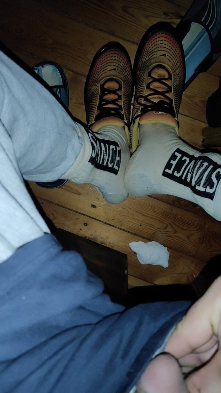 SmokedAlloy2: Dirtyjunkbro behöver inte en toalett för att pissa. Han gör...