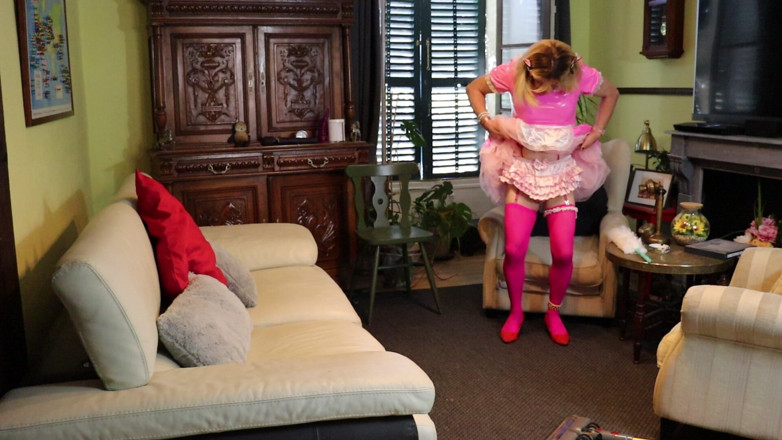 Sissy Dee Dee: Sissy služka Dee by měla uklízet, ale nemůže pomoci, ale...
