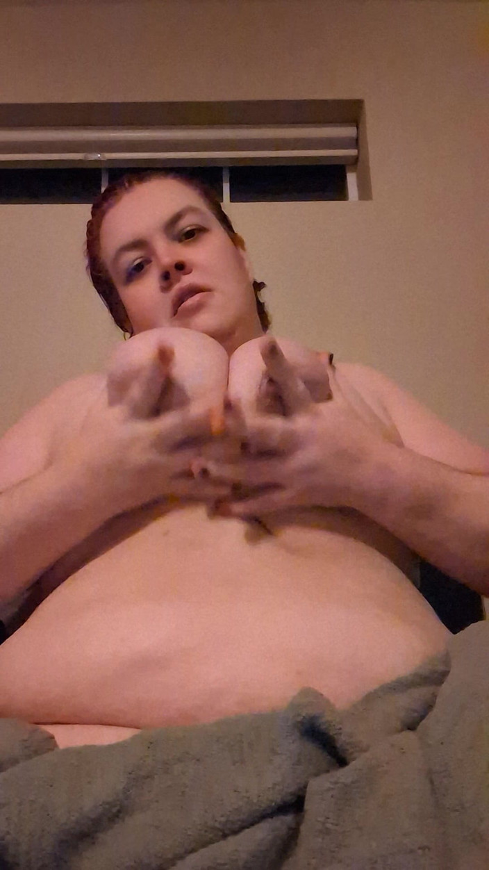 Tagyourit: Büyük göğüslerime losyon sürtünüyor