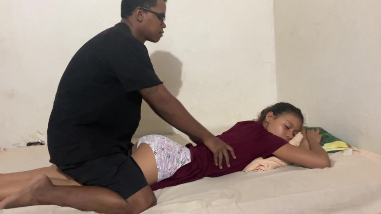 kafesexxx: Mi pequeña hermanastra necesita un masaje y le doy una...