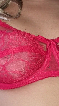 Coli renda merah sensual, sarung tangan lycra, membelai payudara bulat dan tegas saya