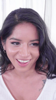 Latina Naturellement Poitrine Contre Sa Première Grosse Bite