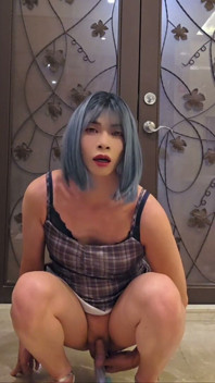 덫 팅쉬안이 호텔 입구에서 항문 자위를 한다
