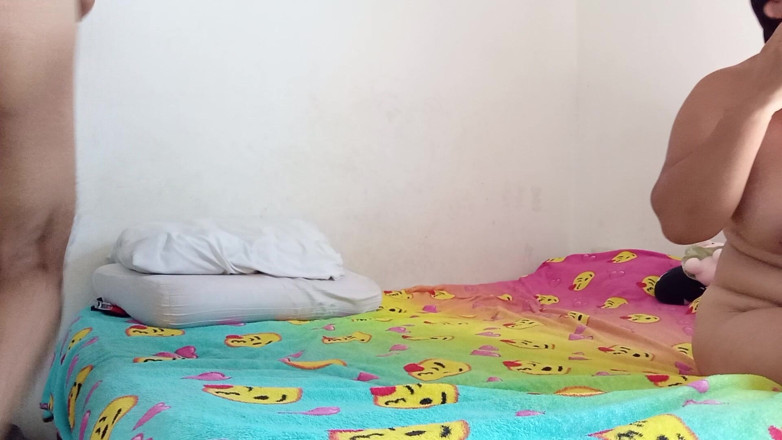 Couple amateur: Güzel tombul desi evli kadın evde bağlıyken yarakla ağzına alıyor