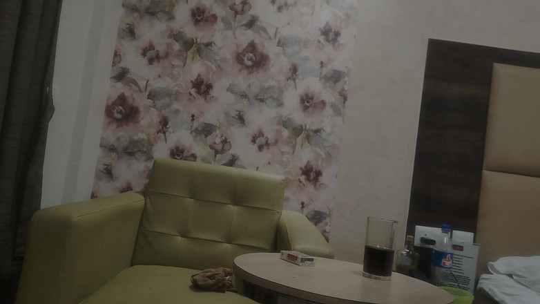 Hindi-Sex: Chica india con curvas cachonda juega con su coño