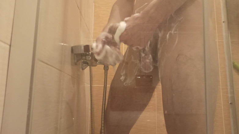 Pasha: Un tânăr se spală la duș și visează pe cineva lângă...