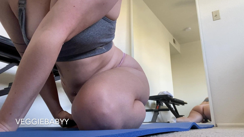 Veggiebabyy: Pussy Plug Leg Workout and Masturbation