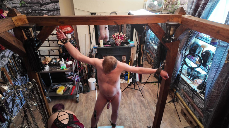 The Izars: 던전 3부에서 여주인 이자르와 라텍스 버블