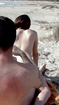 Natty Mellow: Shooting at the Beach, Problem with a Wasp