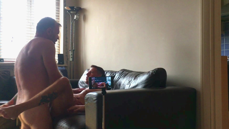 gaynaughtywelsh: Mon beau-père excité m’a doigté et m’a fait sucer son...