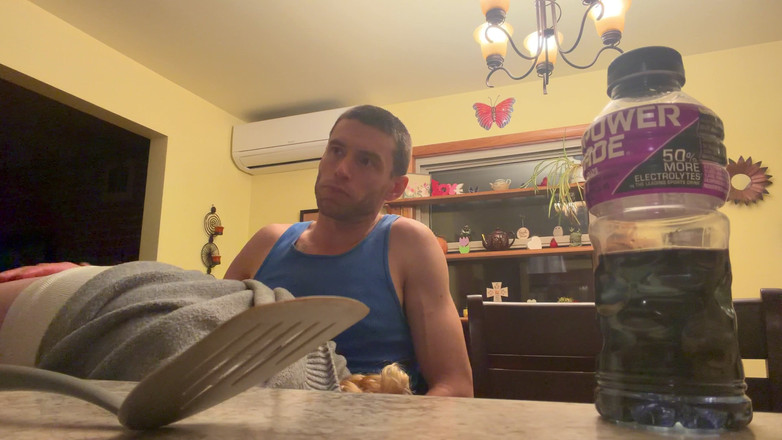 Alpha stud 4 u: Bück emo-mädchen über der küche. Hocken in hellm, luftiger küche, dirtytalk...