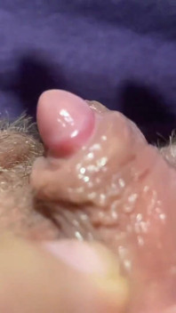 Enorme clitoris wrijvend en aftrekkend orgasme in extreme close-up masturbatie