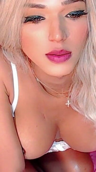 Ciesz się oglądaniem, jak pieprzę się w dupę z moją blond peruką