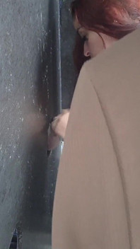 Soția primește ejaculații în gura străinului la Gloryhole!