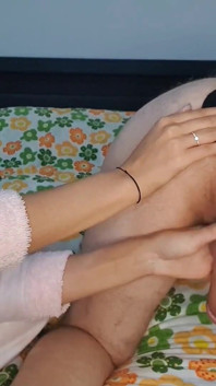 Menina fode homem na bunda com um enorme plug anal preto enquanto dá uma punheta rápida