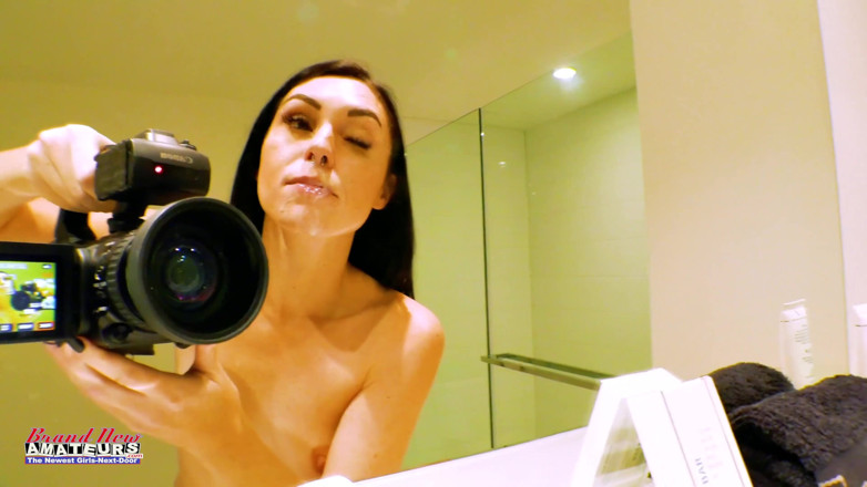 Brand New Amateurs: La pornostar ashley Wolf dà indicazioni istruzioni per un pompino...