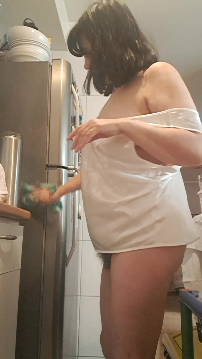 Mommy big hairy pussy: Meu marido estava me gravando sem calcinha na cozinha