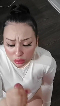 Sora vitregă a decis să-mi dea cap. Suntem norocoși pentru că nimeni nu este acasă