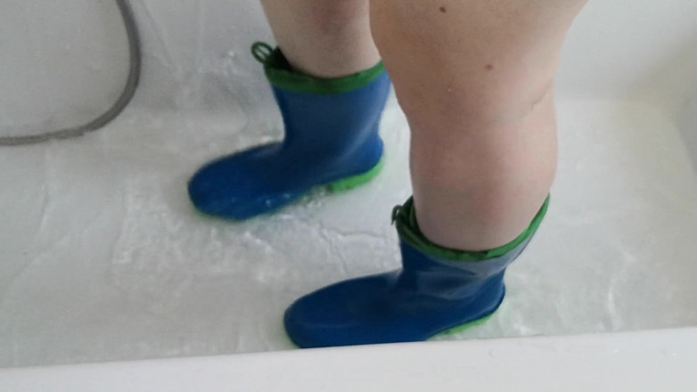 Bouncy Tits Action: Rubberboots in bathtube