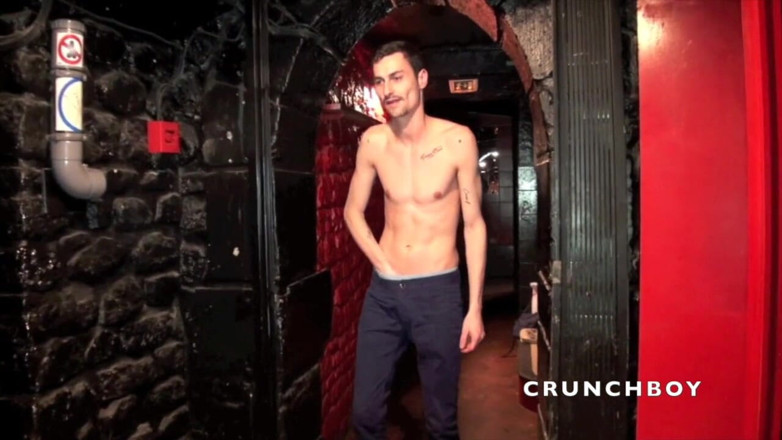 MEN BIG COCKS FUCKERS: Baisée par la grosse bite de Justin dans un backrom