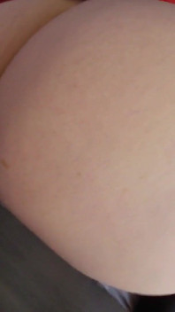 Bini saya mencuba bingkap bas dan kulit baru yang terlalu ketat untuk pantat besarnya!