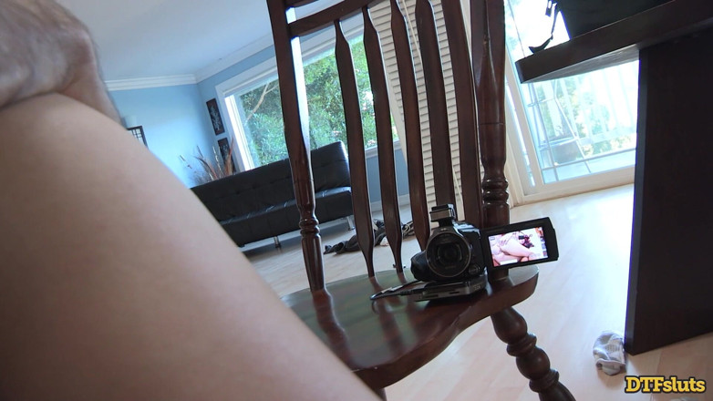DTFSluts: Dtfsluts - 세 명의 화려한 소녀와 함께 판타지에 빠진 James Deen