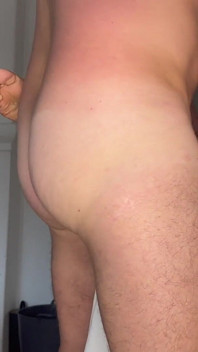 O matură sexy incitantă este futută în cur de soțul ei până când are un orgasm uimitor