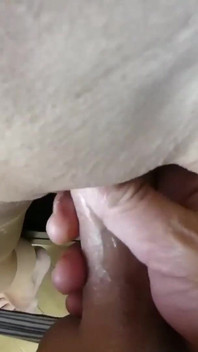 Fa sesso in piedi con una sborrata nelle sue mutandine