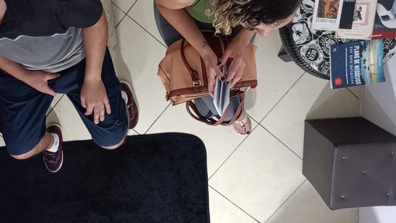 Victor SweetCoupleStories: Seks yang tidak dijangka di bilik menunggu dengan orang asing.