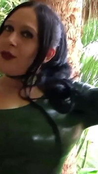 Prsatá latexová dáma
