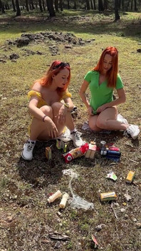Piknik s mojí přítelkyní v lese a nechte spoustu koše