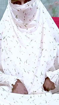 Chica paquistaní masturbándose en video con hijab