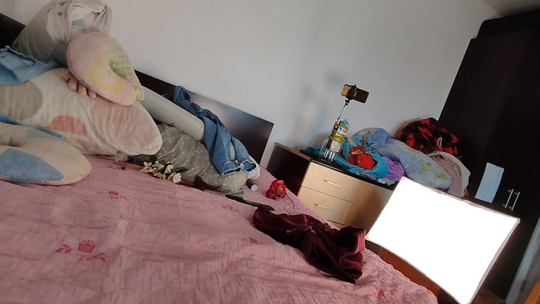 Amateur_MS: Sexy a nezbedná manželka zkouší oblečení, které stříhá.