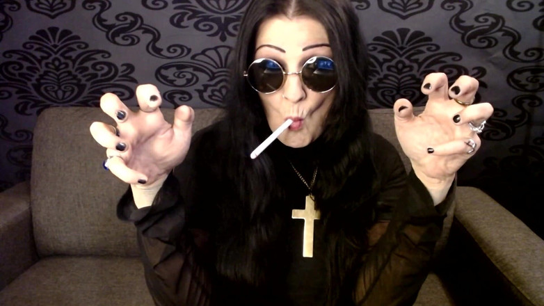 Abby Anna: Halloween Ozzy Cosplay MILF kouření