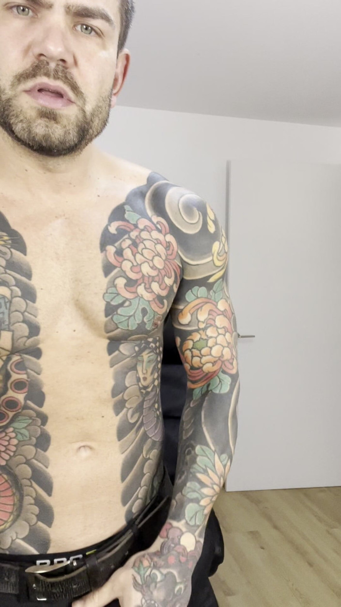 Juan Lucho Gay: Muskularny Hiszpan masturbuje się