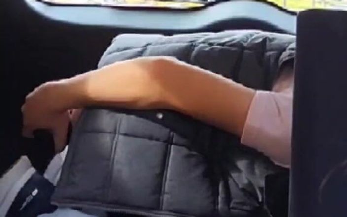 Kinkytwinkpamps: Femboy draagt yogabroek over klysma in winkelcentrum