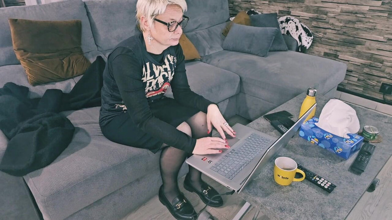 Sofy13: Dovevo scegliere tra lavorare o dildo la mia figa matura...