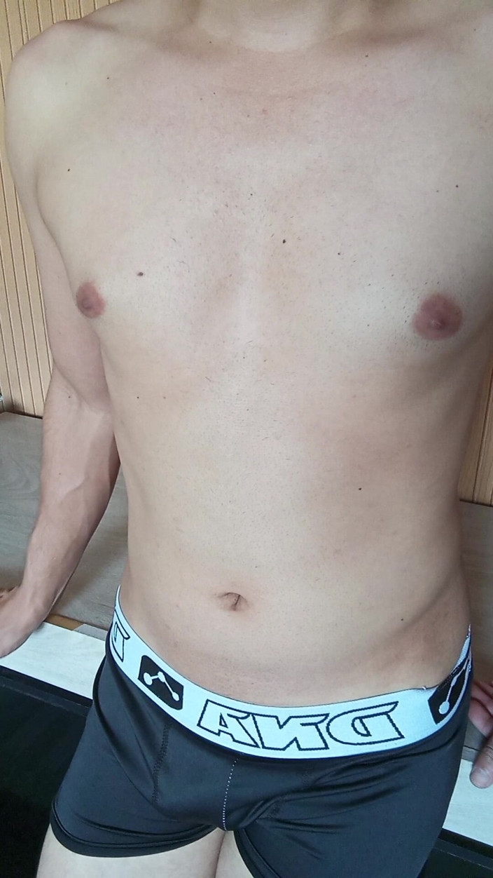 Ray Oliver: Il ragazzo bianco mostra il petto