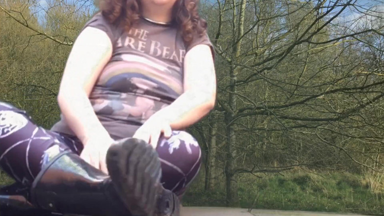 Ari Kajira: Fetish kaki wellies di hutan