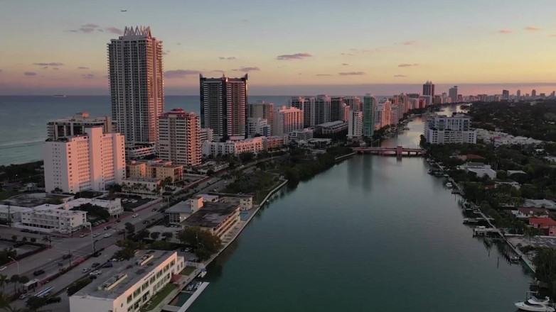 Lee&Aura: Ze klinkt mijn pik in Florida