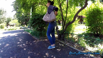 Dirty Brunette: O îndrăznesc să se joace cu pizda ei prin blugi într-un parc