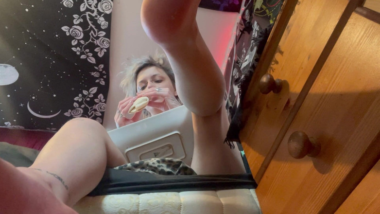 Glitterqueen1999: La piccola gigantessa mi guarda segretamente doccia e pipì mangiare...