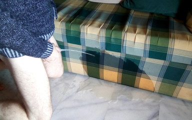 Sex hub male: John sta pisciando tutto sul divano