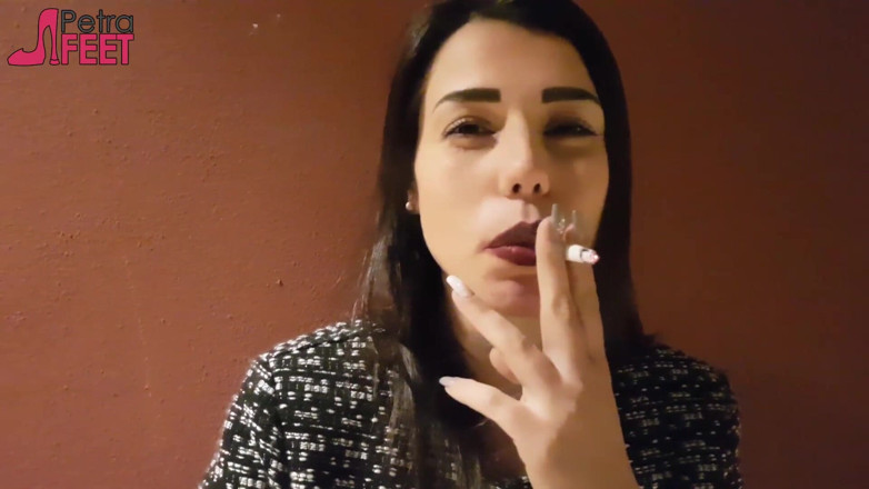 Smokin Fetish: Сказочная брюнетка любит курит на улице