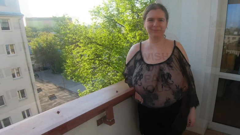 Lingerie Review: Försöker med genomskinliga blusar ocensurerade