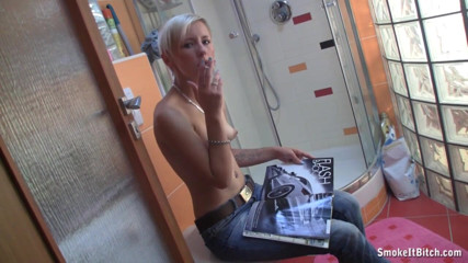 Smoke it bitch: Si blonde comel merokok di tandas