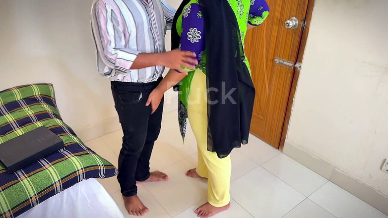 Aria Mia: Pizzabezorger geneukt door vrouwelijke hete klant