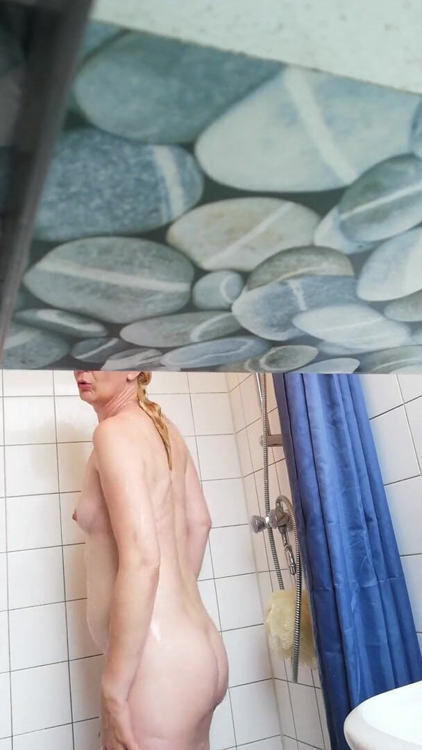 minoesje37: Shower whit litle playing