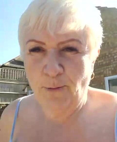 Uk Joolz: 今天晚些时候去酒吧，换妻社交，来加入我！