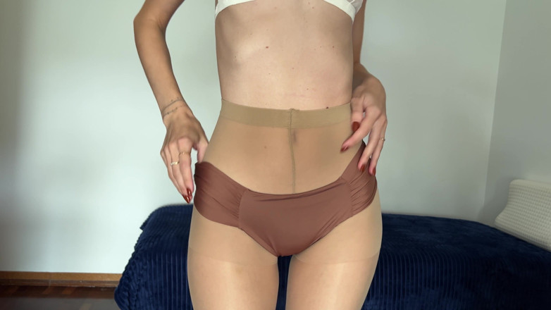 Mia Foster: 쪼이는 털이 무성한 보지를 포즈를 취하고 괴롭히는
